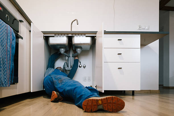 Professional Leak Detection technician working in Fort Sheridan, IL